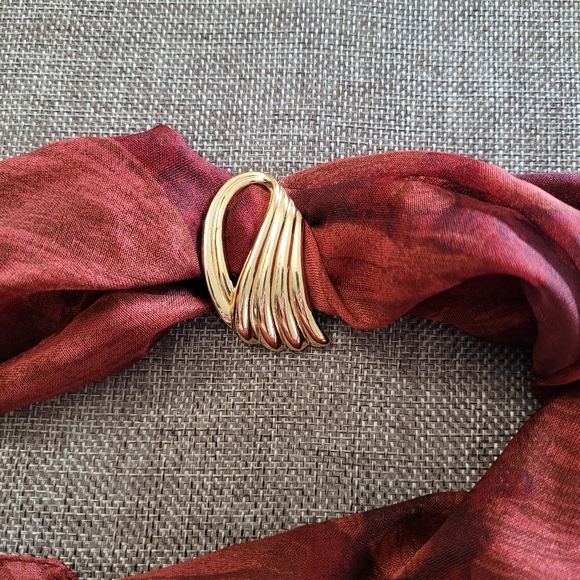 Vintage Piscitelli gold tone wing scarf slide. - Picture 3 of 3